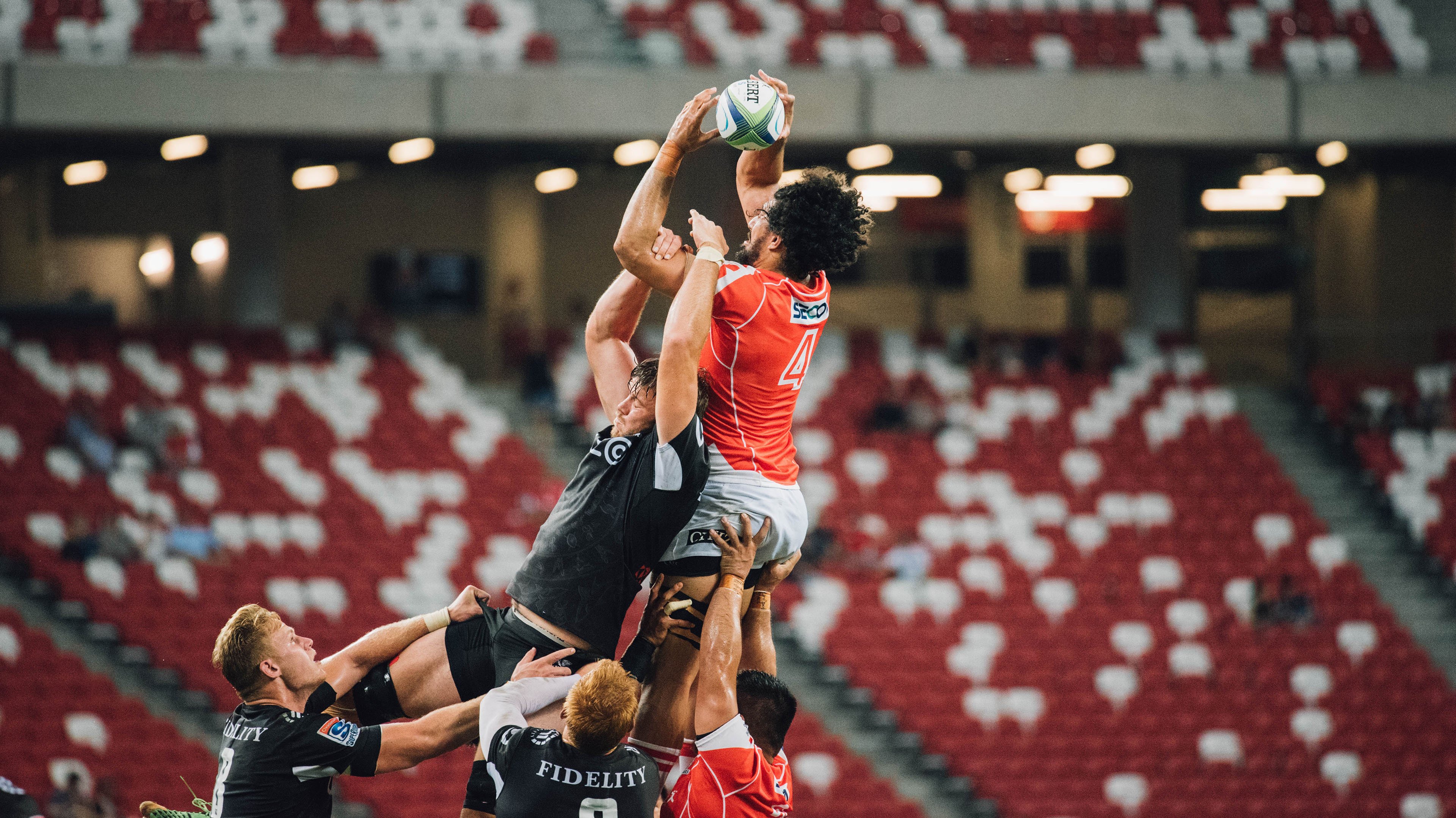 五大联赛是否重视通过前场横移调动后防空档，五大联赛场地大小